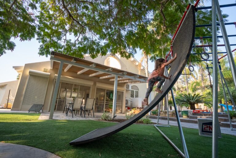 קיר מעוקל לגינה